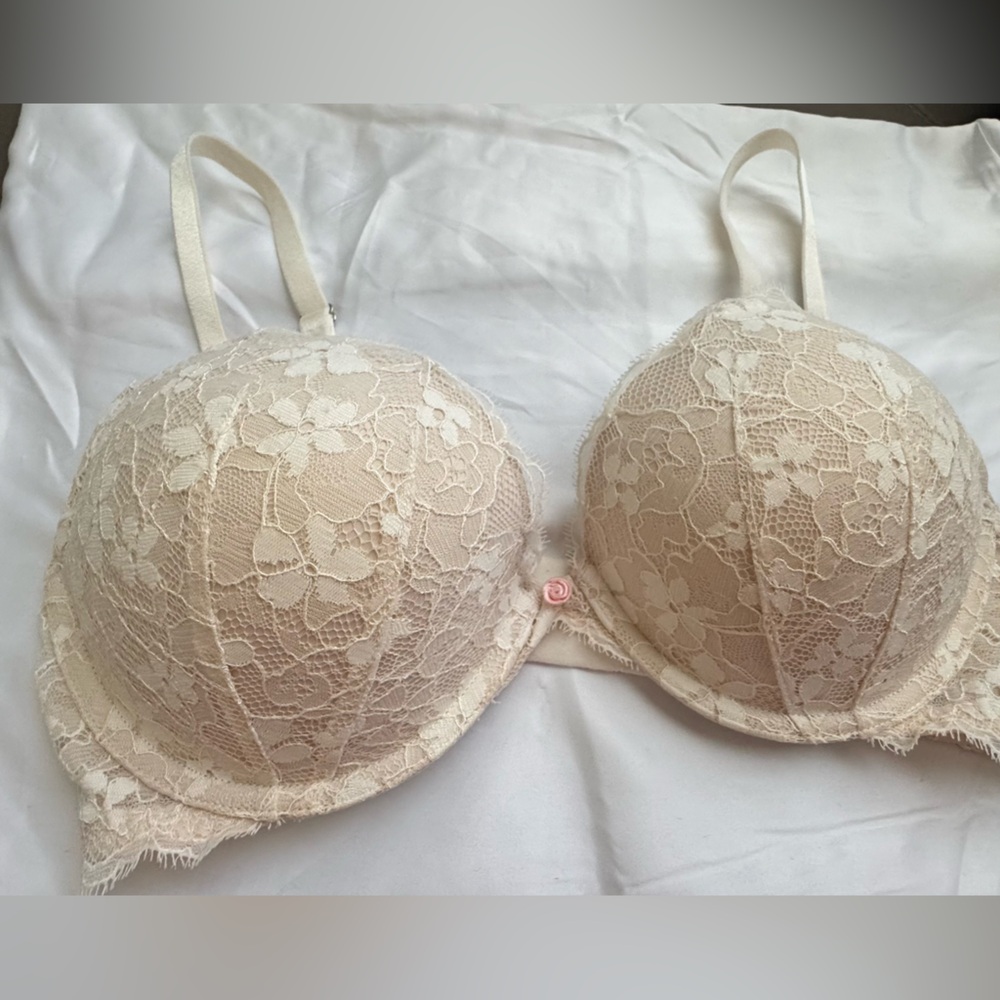 Victoria's Secret Lace Bra in Cream